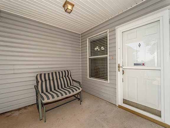 4th image of 909 SW 153rd St