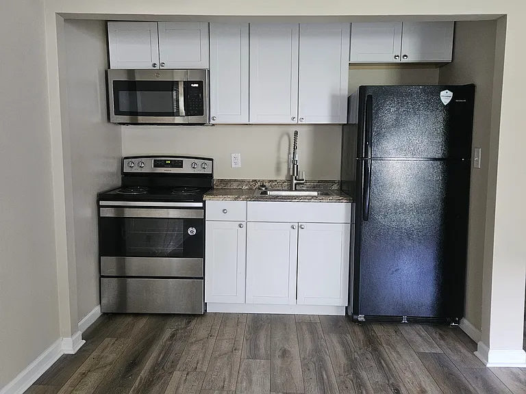 1804 Larkin St — Photo 6