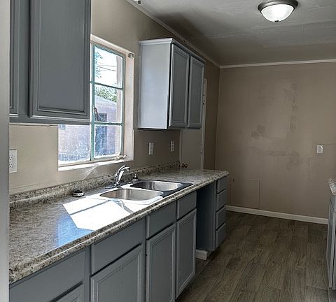 4th image of 1500 Greenwood Cir