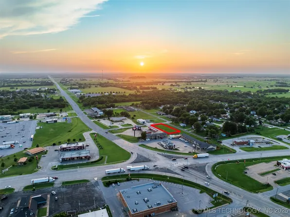 1 Ash Ave, Wagoner, OK 74467