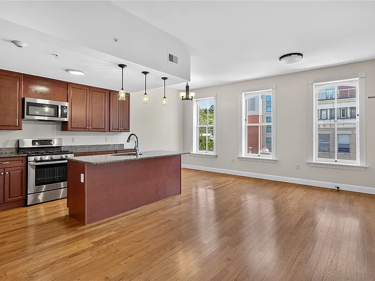 224 E State St — Photo 31