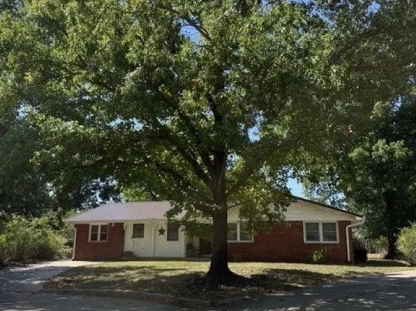12 Roberts Ct, Winfield, KS 67156