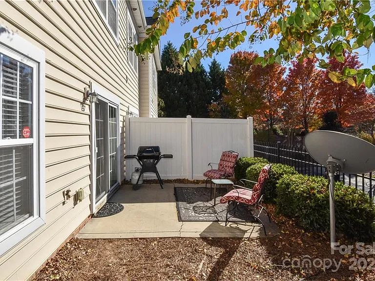 12023 Valley Oak St #3A — Photo 7