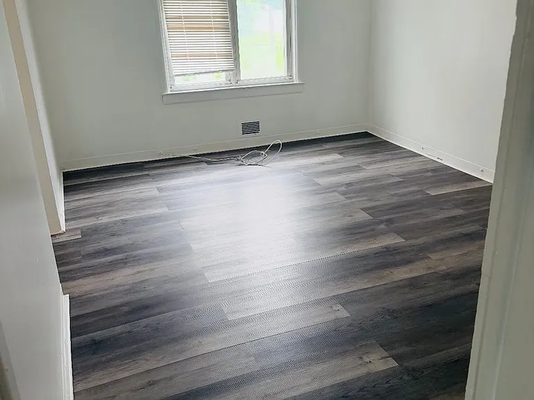 913 Nott St — Photo 11
