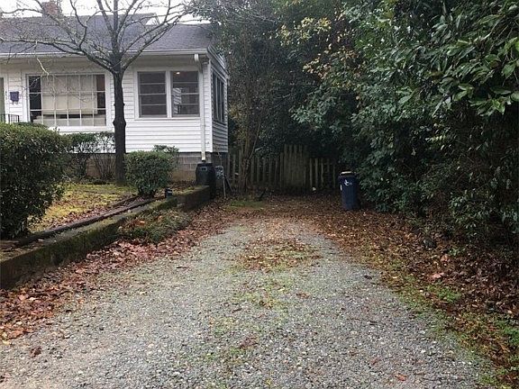 3rd image of 475 Woodlawn Ave