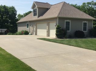35 Fox Run Ct, Highland, IL 62249