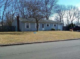 33 Westcliff Dr, Mount Sinai, NY 11766