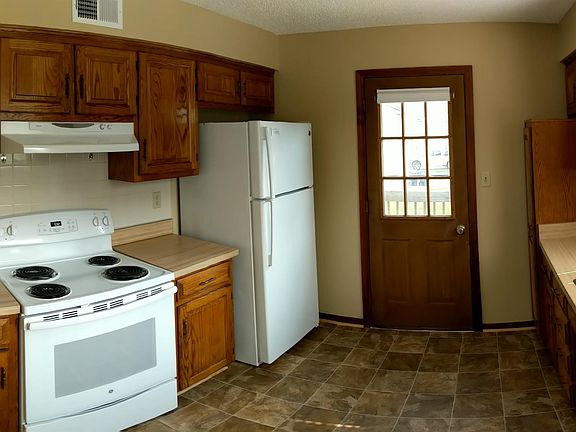 3rd image of 22 NW Lakeview Blvd APT B