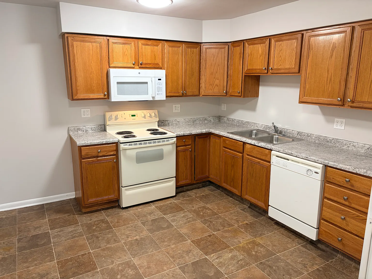 3 bed, 1000 sqft, $1,675 — Photo 1