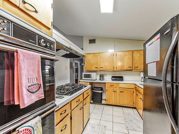 4th image of 135 Evelyn Ave
