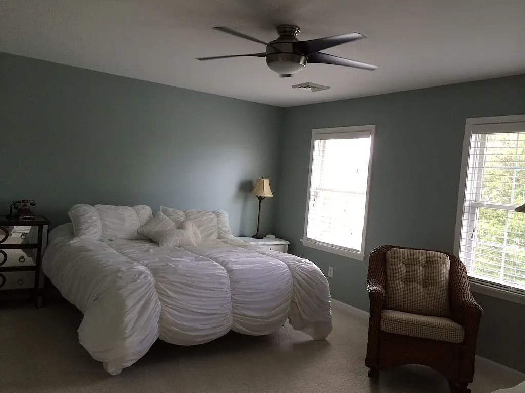 4 bed, 3.5 bath, 2200 sqft, $3,700 — Photo 4
