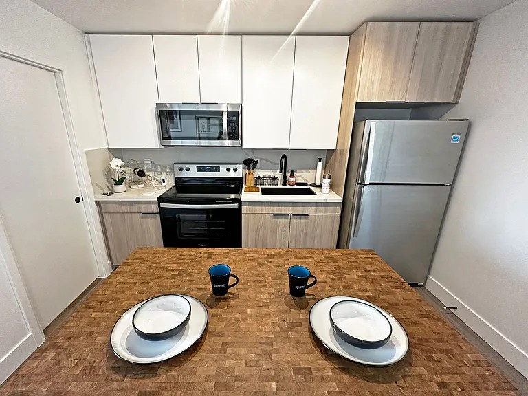 DLUX Lofts - Modern Downtown Studios — Photo 62