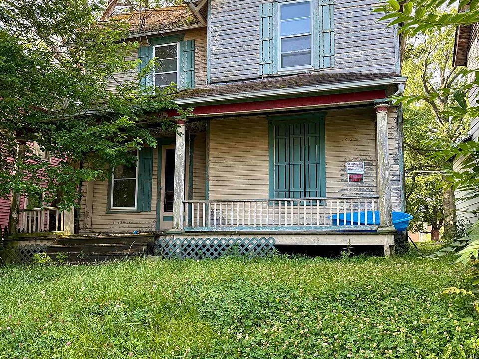 1st image of 627 W 2nd St