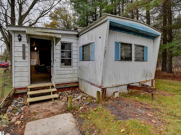 2nd image of 974 W Parkway Dr