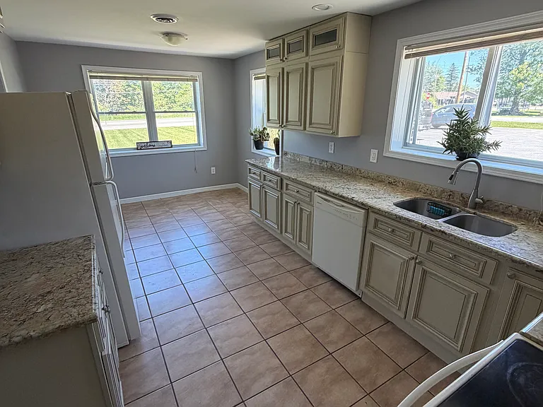 8825 Sheridan Dr — Photo 17