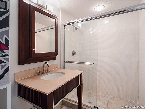 4th image of 520 NE 29th St #1201