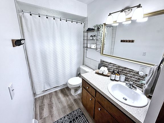 Full Bathroom w/ a Tub/Shower Combo and All of the Essentials