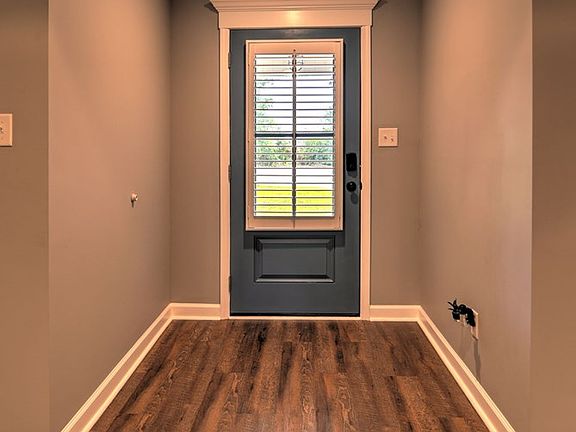 4th image of 925 Heron Ln