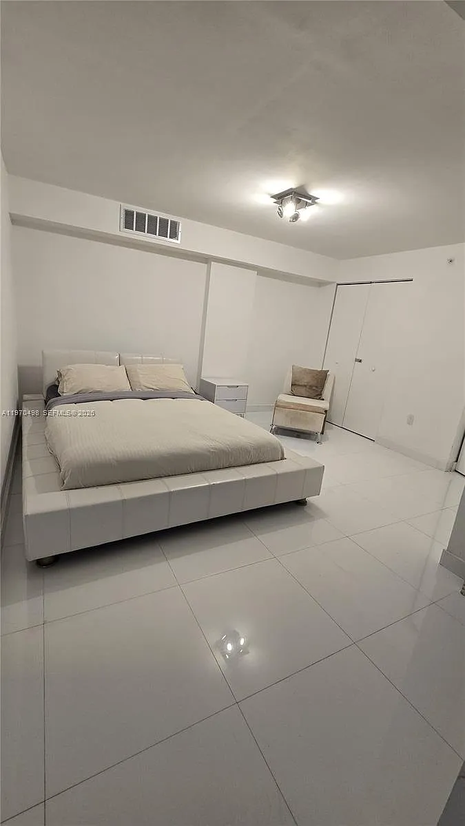 Building Photo - 9195 Collins Ave #406