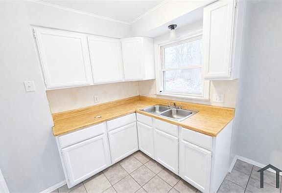 2nd image of 18452 Shaftsbury Ave #0