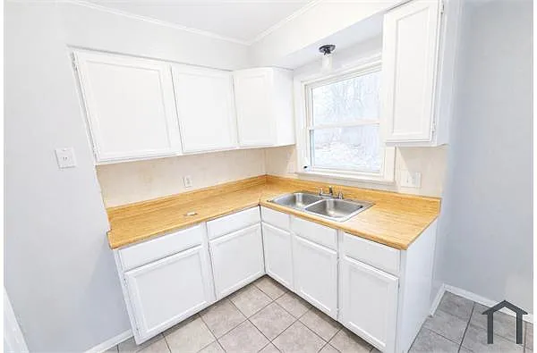 Building Photo - 18452 Shaftsbury Ave #0