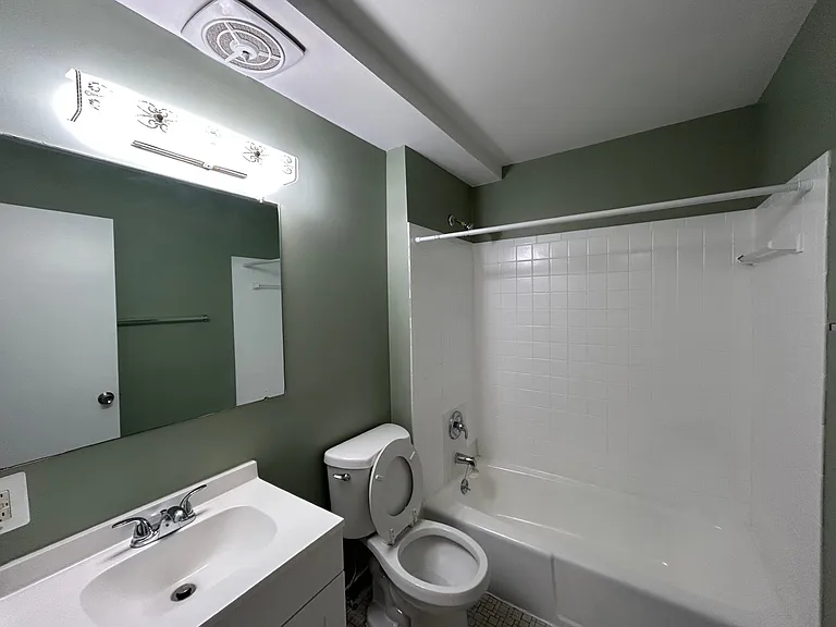 Hampshire House Apartments — Photo 7