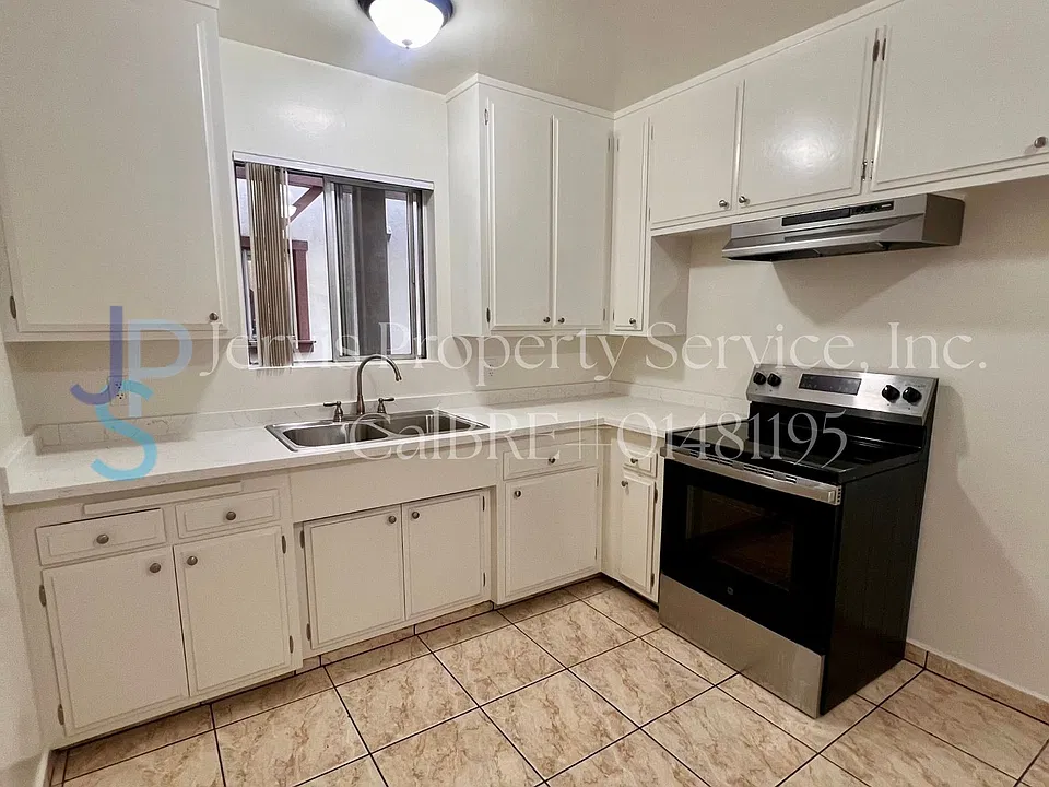 8700-8710 Rosecrans Ave