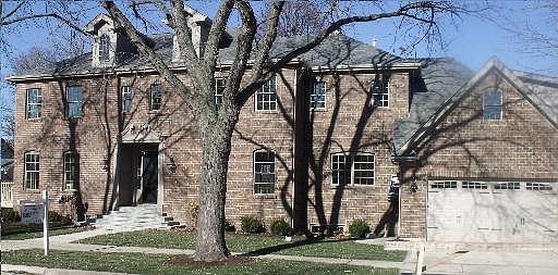 1st image of 800 W 51st St