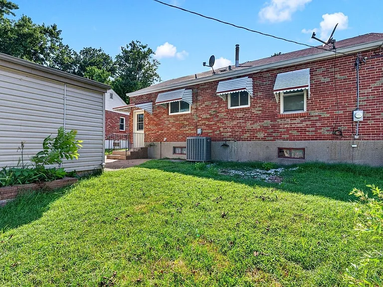 9826 Ravensbrook Dr — Photo 32