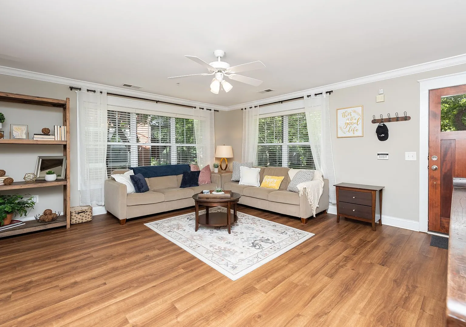 3 Bedroom Flat, End unit Apartment - Available at Woodlands with $500 deposit and 1 month free wi... — Photo 1