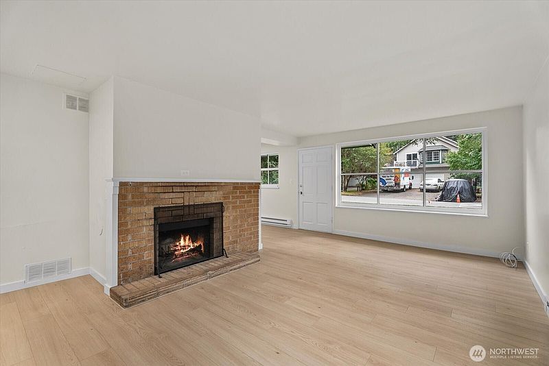 4th image of 13525 Wallingford Avenue N
