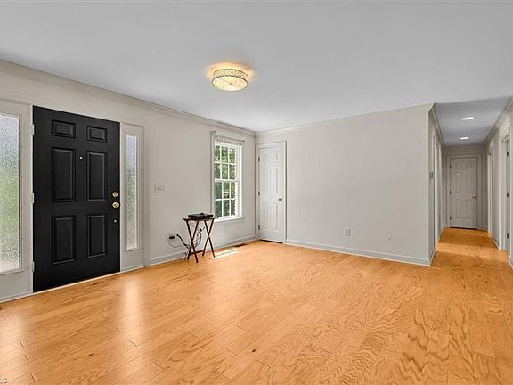 5th image of 1007 Meadowbrook Rd