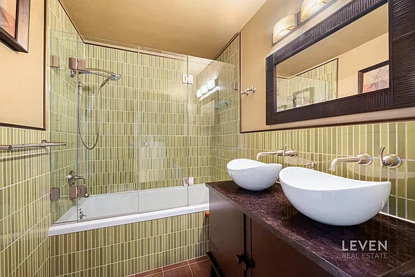 Bathroom, photo 1