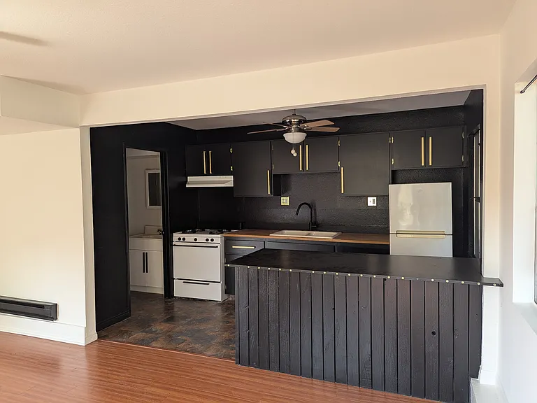 1323 N Olive Dr — Photo 36