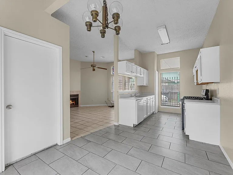 6338 Southwood Ct N — Photo 5