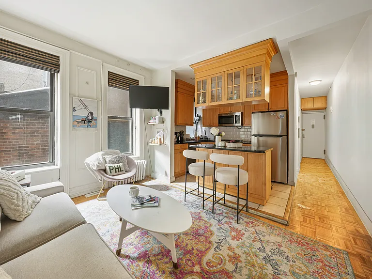 246 E 51st St #5 — Photo 1