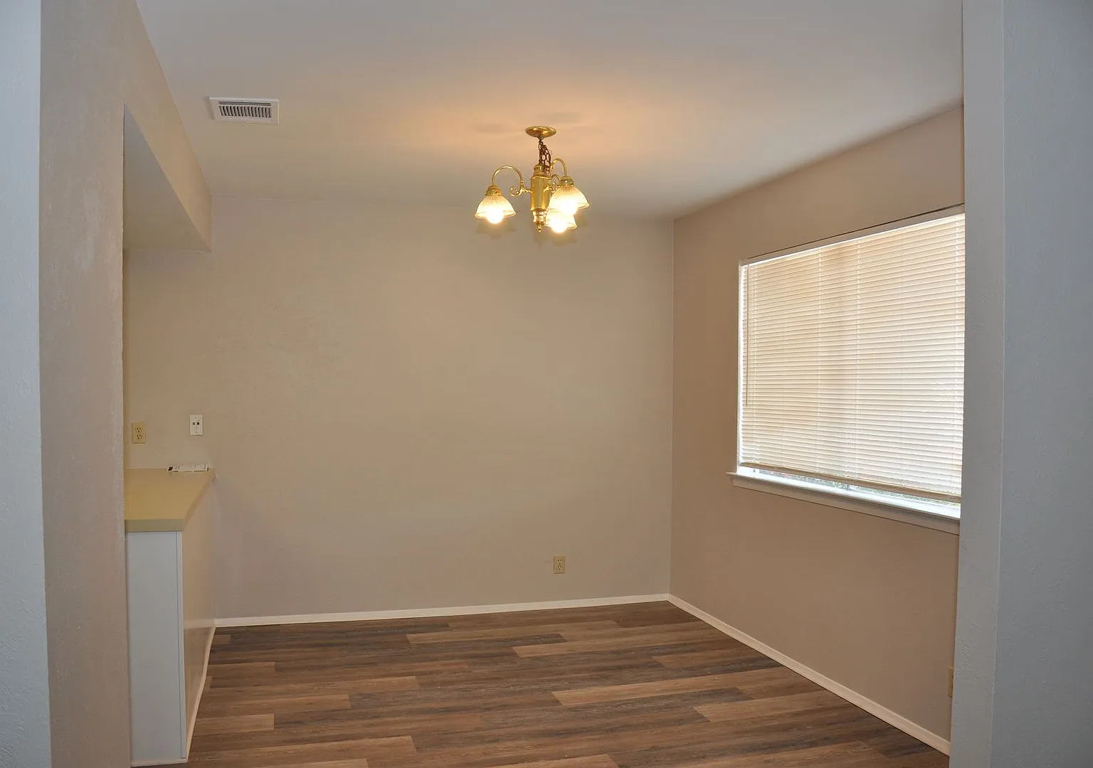 2 Bedroom 1 Bath Bottom Unit near Q2 Stadium — Photo 4