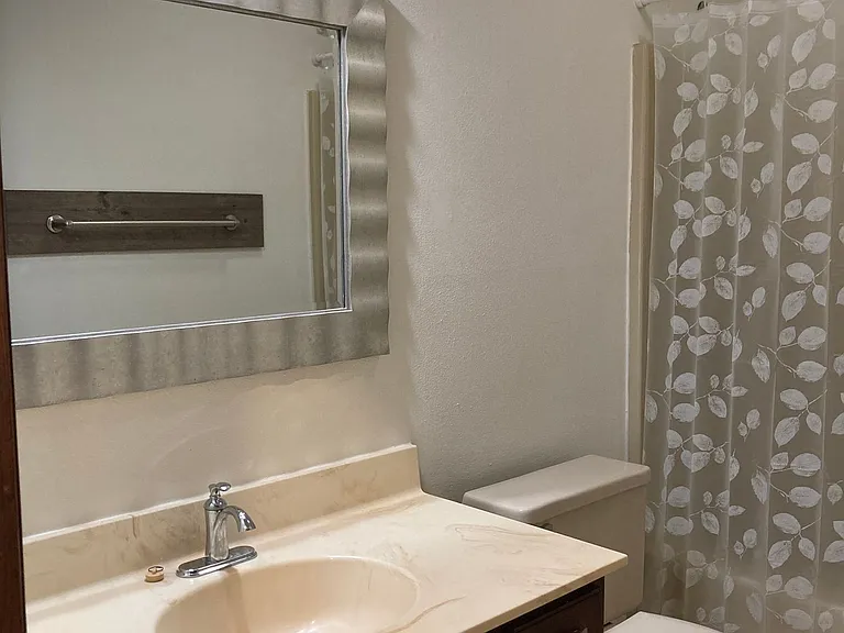 Immaculate Updated 2 Bedroom — Photo 3