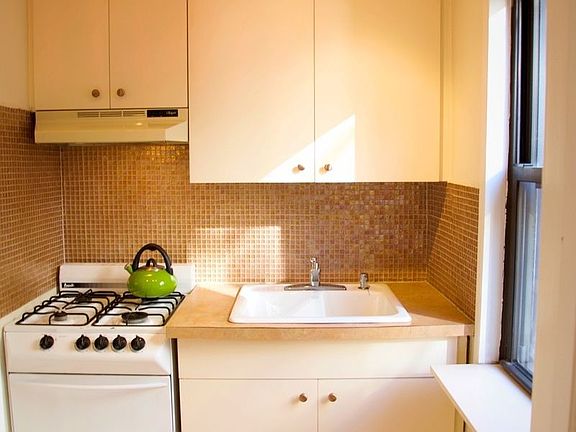 3rd image of 55 E 9th St APT 5R