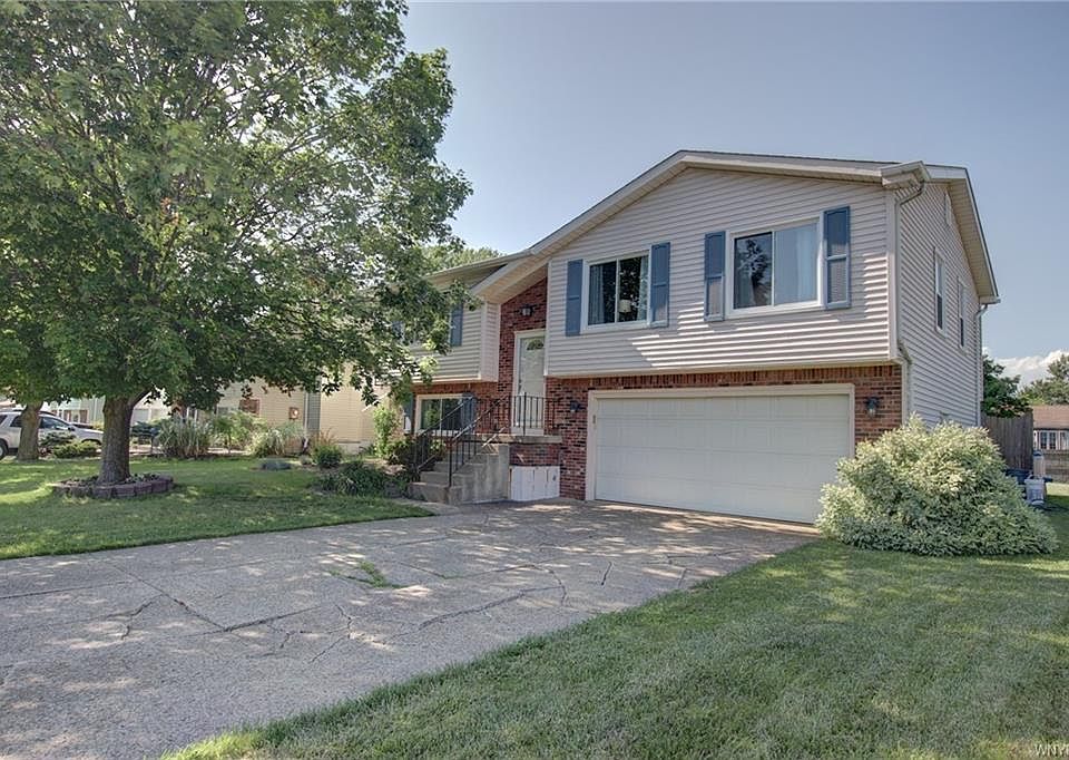 1st image of 102 Oakbrook Dr