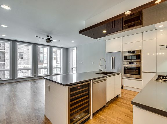 2nd image of 1008 N Larrabee St #Penthouse S
