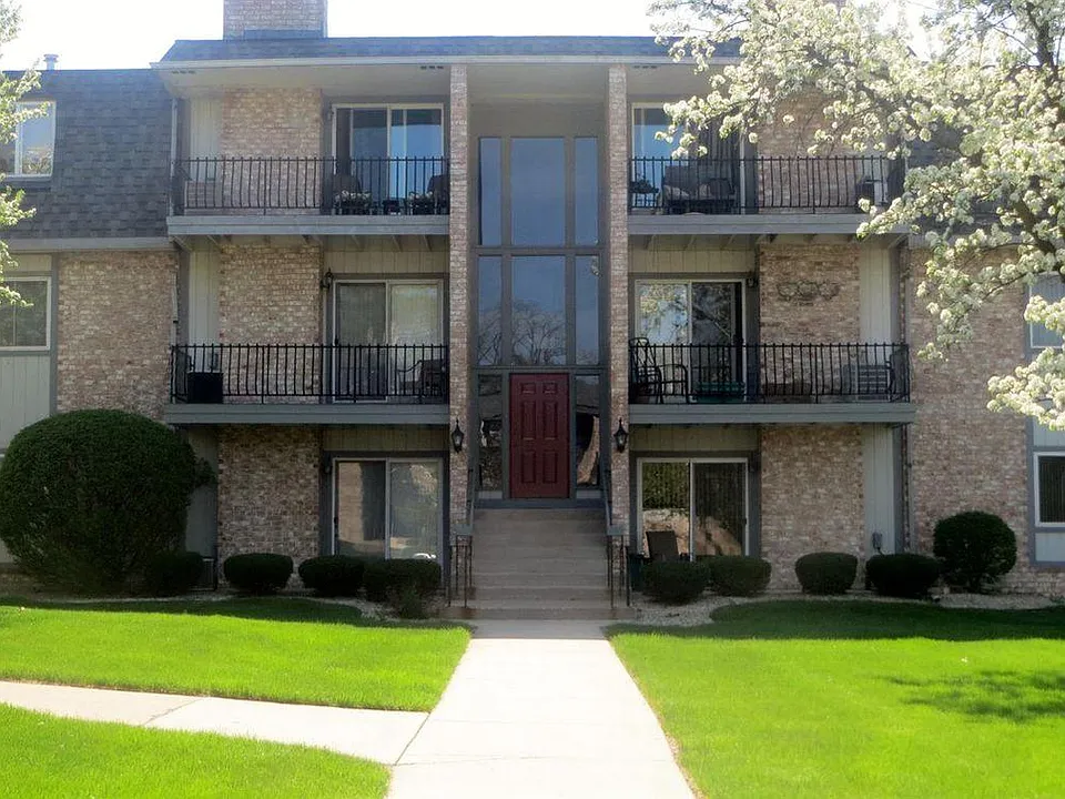 245 W Joliet St #303