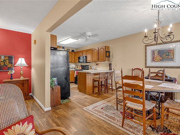 4th image of 156 Wickham Square #8