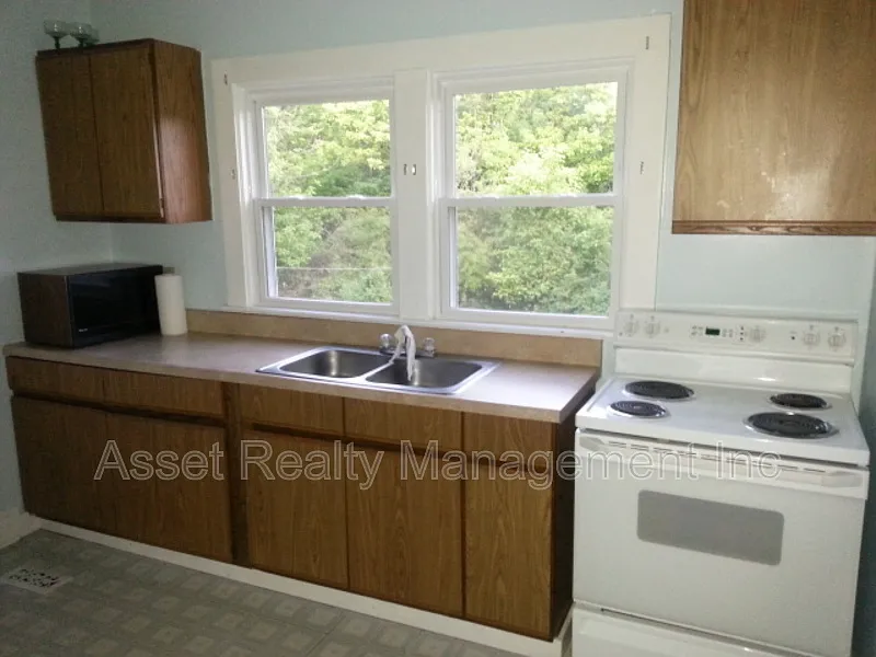 2 bed, 1.0 bath, 1100 sqft, $1,795 — Photo 2