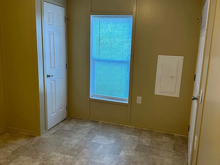 2501 S Broadway Ave — Photo 13