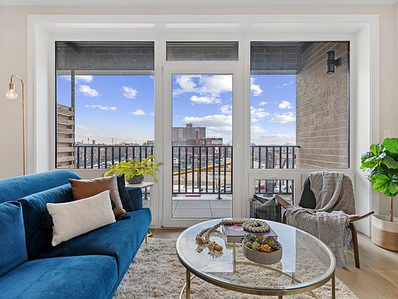 4th image of 2342 W Adams St #502