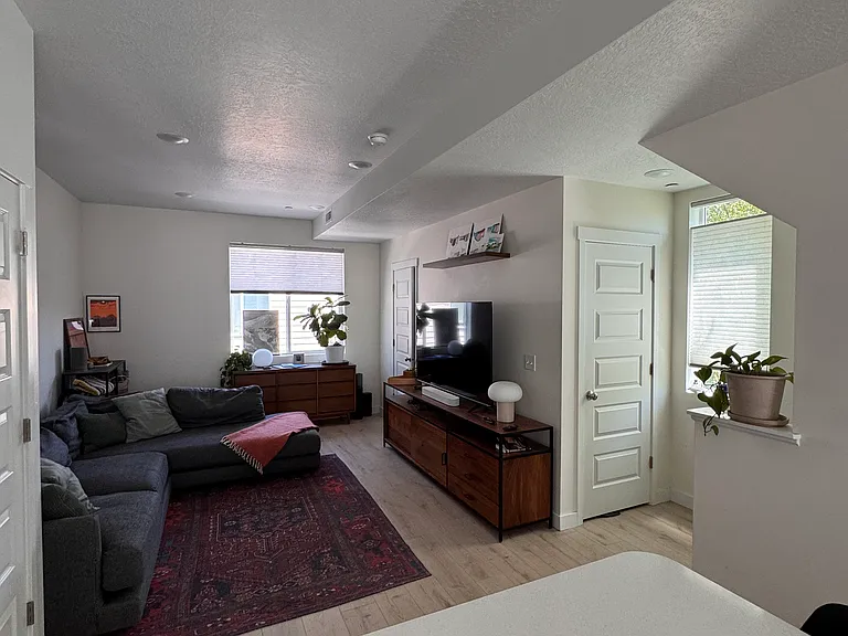 1146 S Redwood Rd — Photo 3
