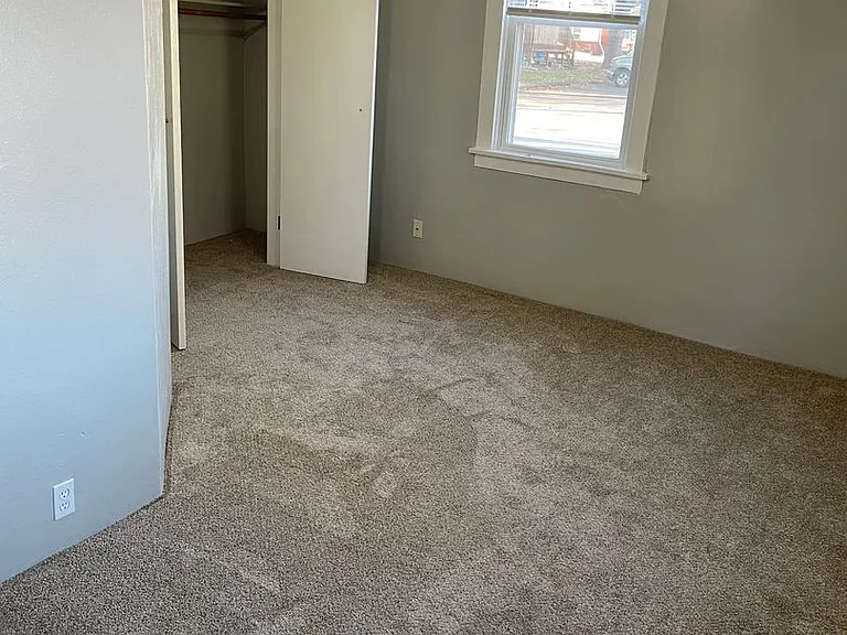 122 E State St — Photo 8