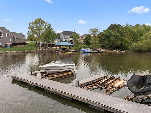 3rd image of 263 Fernbrook Dr
