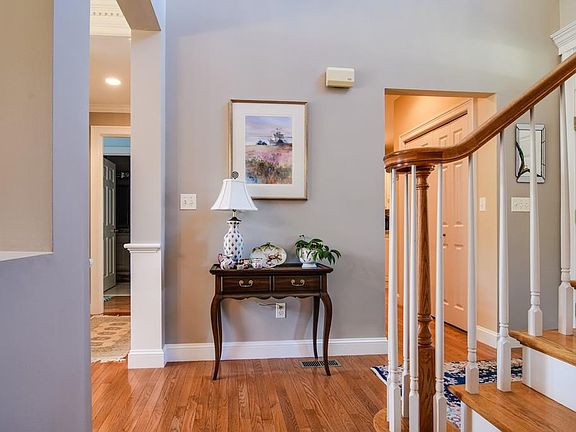 3rd image of 73 Carriage Hill Cir